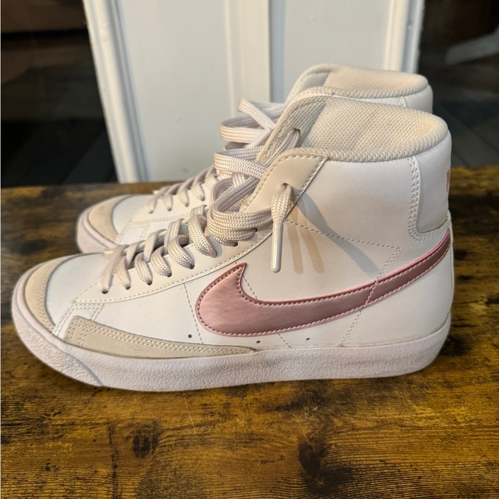 Nike Blazer Mid 77 White and Pink Glaze
Size 6.5Y (Women’s size 8)